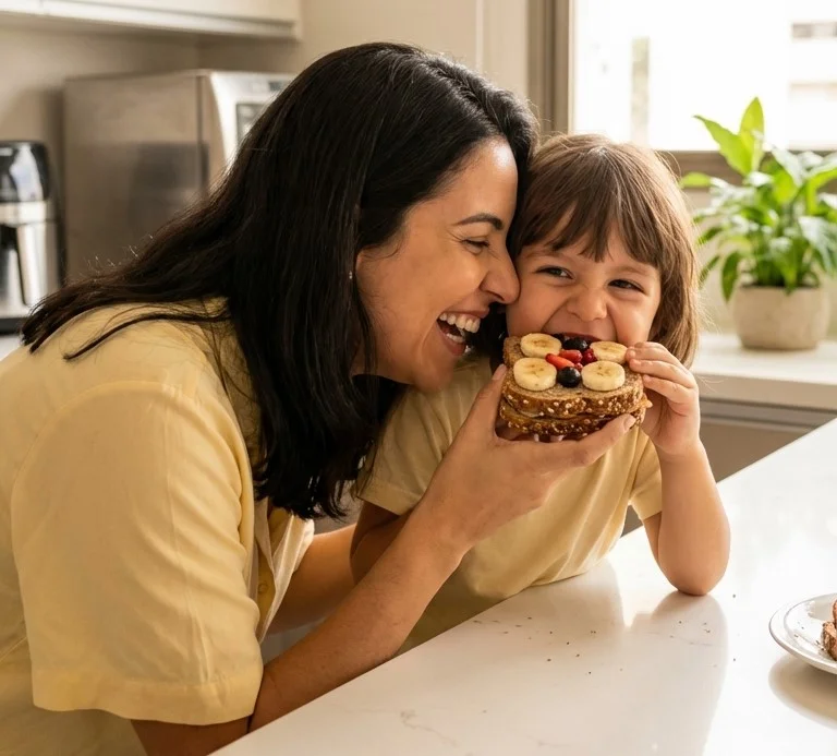 Mãe e filho felizes comendo juntos